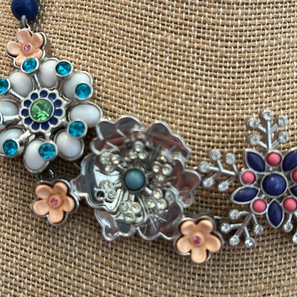 Lia Sophia vintage flower necklace.  Missing one tiny stone.  See pictures. - Picture 4 of 6